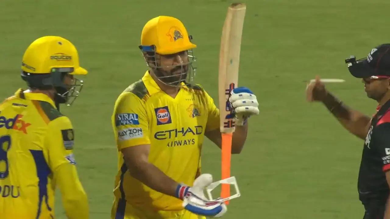 MS Dhoni का बल्ला फंसा बैट गेज में, अंपायर से लेकर फैंस तक रह गए हैरान